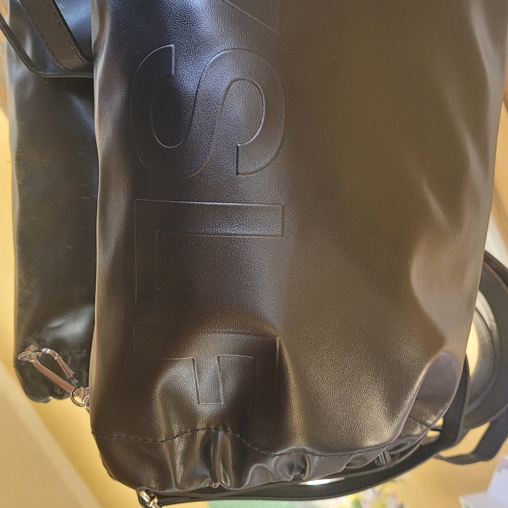 Yves Saint Laurent - Picture 7 of 16